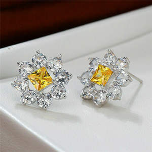 Boucles d'oreilles de luxe en or massif 18 carats avec diamants taille princesse, motif fleur jaune, certifiées GIA, bijoux de mariage pour femme - Product Image 5