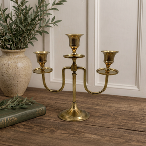 Centre de table décoratif en métal, chandelier classique vintage en laiton pour bougies coniques, exportateur en gros Inde - Product Image 1