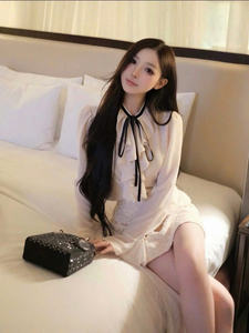 Conjunto de Blusa con Cuello de Volantes y Falda Mini, Conjunto de Dos Piezas Elegante para Fiesta, Fabricado en Vietnam, con Cuello de Lazo, Fábrica de Ropa OEM - Product Image 3