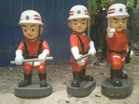 Sculptures en fibre de verre pour l'éducation des parcs extérieurs Statues en résine de pompier avec casque en résine transparente Extincteur