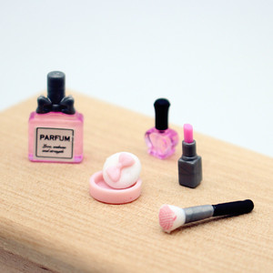 ML Ensemble de maquillage miniature pour maison de poupée, comprenant rouge à lèvres, parfum, poudre compacte, kits de pinceaux et accessoires cosmétiques, en plastique, style mode et amour - Product Image 4