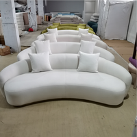 Modernes Wohnzimmer-Sofa in Weißem Bouclé, Luxuriöses Samt-Ecksofa mit Geschwungener Halbmond-Form, Freizeitsofa-Design