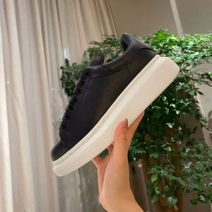 Chaussures décontractées blanches pour hommes à semelle épaisse, style skate, avec lacets intégraux, rehaussantes et tendance - Product Image 4