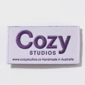 ป้ายผ้าซาตินสำหรับเสื้อผ้าผ้าซาตินอัดแน่นทนทานป้ายผ้าซาตินสั่งทำได้ตามต้องการ - Product Image 1