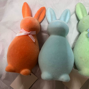 Kewei Lapin de Pâques en résine floquée, ornements d'animaux faits à la main, thème cinéma et télévision - Product Image 1