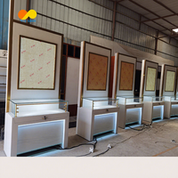 Kiosque de présentation murale pour bijouterie en gros avec vitrine en verre trempé et éclairage LED en MDF pour centre commercial et comptoir de magasin de détail