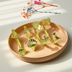 กำไลข้อมือรูปสัตว์ทะเลสไตล์ยุโรปอเมริกันสำหรับผู้หญิง วัสดุสแตนเลสคุณภาพสูง ดีไซน์เปลือกหอยและ<span class=keywords><strong>ปลาทอง</strong></span> - Product Image 1