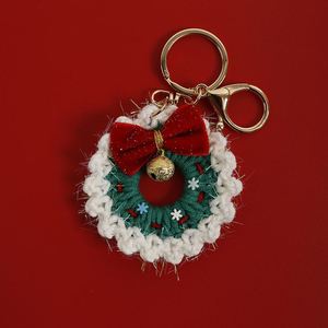 Llavero de corona navideña de lujo - Adorno hecho a mano de fieltro de lana y ganchillo, colgante de regalo navideño al por mayor - Product Image 2