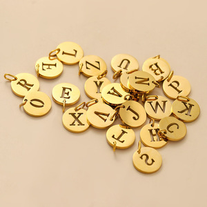 Dijes de Alfabeto en Forma de Disco de 12 mm |   Colgantes de Acero Inoxidable con Baño de Oro PVD de 18K con Letras Iniciales Recortadas de la A a la Z para la Creación de Joyas - Product Image 2