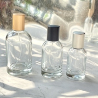 Flacon de parfum en verre transparent rechargeable de luxe, design élégant, 30 ml, 50 ml, 100 ml, avec vaporisateur à pompe et boîte, prix abordable, haute qualité