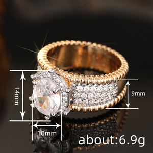 Anello Bicolore con Bordo Metallico per Donne, Gioiello Elegante e di Lusso per un Look Urbano e Alla Moda - Product Image 4