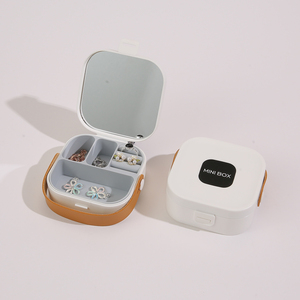 Boîte à bijoux de voyage compacte en plastique avec logo personnalisé, miroir et poignée pour colliers et boucles d'oreilles - Product Image 1