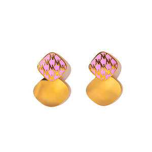 ต่างหูแฟชั่นทรงหยดน้ำ สแตนเลสสตีล 316L ชุบทอง PVD ทนทาน ดีไซน์ลายสีชมพู - Product Image 1