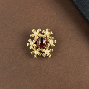 Broche Floral de Granate Natural y Perla de Agua Dulce, Broche de Lujo de Cobre Chapado en Oro de 18K - Product Image 3