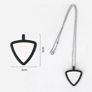 Collier porte-médiators de guitare en silicone triangulaire, disponible avec chaîne à billes / chaîne à câble / cordon en cuir - Product Image 2