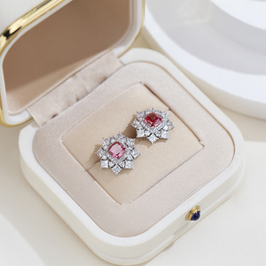Pendientes de diamantes rojos con corte cojín en oro blanco de 9K Messi Jewelry MSE-953 para mujer - Product Image 3