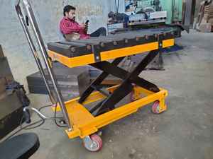 Table élévatrice à ciseaux industrielle avec roulettes pour un déplacement facile des matériaux, plateforme hydraulique à hauteur réglable - Product Image 5