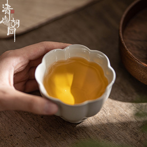 Taza Maestra de Porcelana Ding Ware con Forma de Flor Grande, Hecha a Mano para Té Kung Fu - Product Image 4