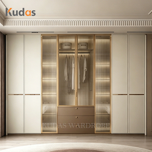 <span class=keywords><strong>Armoire</strong></span> sur mesure moderne de luxe avec portes à battants en verre cannelé, placard intégré personnalisé avec éclairage LED pour chambre et villa - Product Image 1