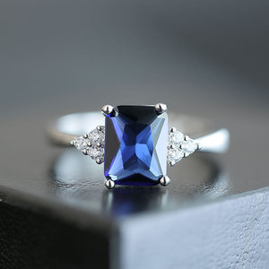 Anello Quadrato con Pietra Arcobaleno, Design Minimalista ed Elegante con Pietra Colorata, Gioiello da Donna per Uso Quotidiano - Product Image 4
