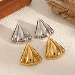 ต่างหูสแตนเลสทรงสามเหลี่ยมจีบแบบเรขาคณิตสำหรับผู้หญิง เครื่องประดับแฟชั่นไทเทเนียมคุณภาพสูง - Product Image 1