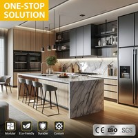 Système d'armoires de cuisine modernes de luxe sur mesure, grand îlot cascade en marbre, armoires modulaires en bois, laque et verre, solution tout-en-un