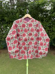 Veste en coton matelassé imprimé de qualité supérieure pour femmes |   Vêtements d'extérieur floraux artisanaux faits à la main |   Boutique de mode de luxe - Product Image 4