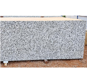 Elegantes Losas Grandes de Granito Blanco Natural, Patrón Refinado, Superficie Pulida, Modernas para Encimeras, Pisos y Escaleras - Product Image 2