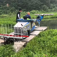 Bateau amphibie multifonctionnel à double moteur pour travaux sur les plans d'eau et les zones humides.