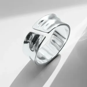Anillo ancho de acero inoxidable chapado en oro, estilo punk simple, ideal para hombres, joyería fina, de eManco Dropshipping. - Product Image 5