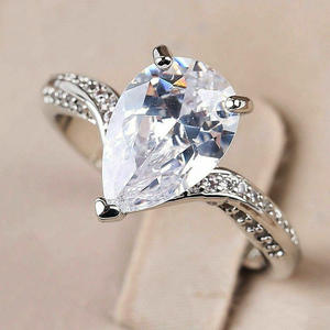 Anello Q898 in Argento con Diamante Sintetico Taglio a Pera, Stile Romantico da Donna con Diamanti Laterali - Product Image 3