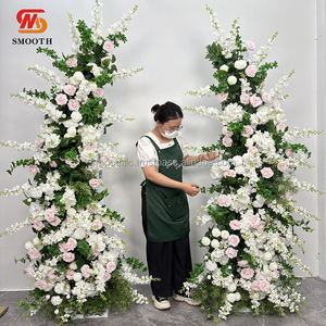 Arco Floral Decorativo para Entrada de Boda en Jardín, Arco de Flores Artificiales Blancas con Vegetación - Product Image 1