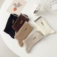 Vente en gros de chaussettes Crew respirantes brodées sur mesure avec des motifs de fleurs Chaussettes d'automne incontournables pour les femmes