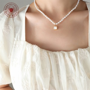 Colliers de haute qualité pour femmes, chaîne en perles d'eau douce, pendentif carré en coquille plaqué or - Product Image 5