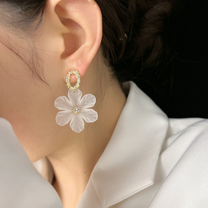 Boucles d'oreilles en perles et diamants avec pendentif fleur en résine Bijoux simples en cuivre pour femmes pour les fêtes - Product Image 2