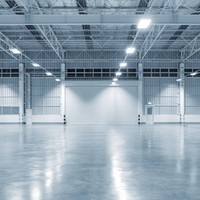 Горячая распродажа: Цветное металлическое здание-склад с прочной сборной стальной конструкцией, водонепроницаемыми стенами и кровлей из цветной стали