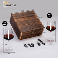 Ensemble de verres à vin personnalisés avec logo, ouvre-bouteille et bouchon de vin, dans une boîte en bois pour les couples fiancés et les mariages.