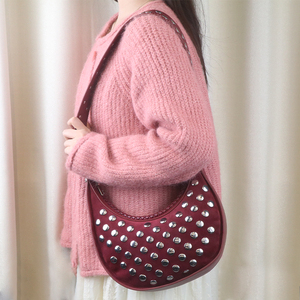 Bolso de hombro para mujer, de ante y terciopelo, color rojo vino, con remaches, estilo hobo, para uso urbano - Product Image 2
