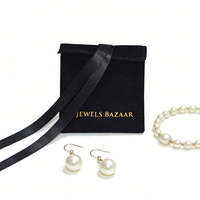 Petite pochette enveloppe en velours noir avec rabat pour bijoux et bagues, avec ruban et logo doré personnalisé