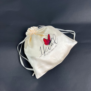 Bolsa de satén color marfil personalizada con cordón, bolsa guardapolvo de satén blanco roto con logotipo impreso a color y patrón de mariposa para empaque de joyería - Product Image 5