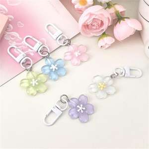 Adorable porte-clés en résine en forme de fleur de cerisier, breloque mignonne pour sac à dos ou sac à main, cadeau idéal pour amis, couples ou étudiants - Product Image 2