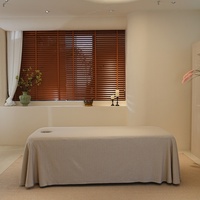 Parure de lit de luxe kaki 4 pièces pour salon de beauté, massage et spa – Housse de couette, jupe de lit et drap-housse