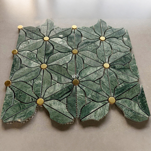 Mosaïque murale et de sol en marbre vert foncé luxueux sur mesure, en forme de fleur, avec incrustation en laiton brossé pour salle de bain et cuisine - Product Image 2