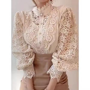 Camicetta <span class=keywords><strong>Bianca</strong></span> Oversize Traforata di Tendenza 2025 Top da Donna Chic ed Elegante <span class=keywords><strong>a</strong></span> Manica Lunga Vaporosa in Pizzo Floreale <span class=keywords><strong>Camicia</strong></span> in Chiffon con Bottoni <span class=keywords><strong>a</strong></span> Collo Alto - Product Image 1
