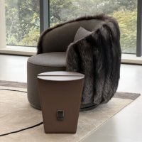 Table d'appoint moderne en acier inoxydable et cuir, forme en X avec détail de boucle en cuir, table d'appoint pour salon