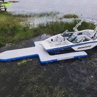 Tapis d'eau flottant gonflable vert à point de goutte pour le stationnement des bateaux