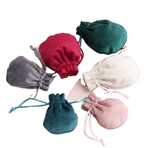 Sac cadeau en velours à fond rond avec cordon en brocart, logo personnalisable, blanc, 7x8, pour le rangement des lunettes et des bijoux - Product Image 1