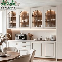 Buffet classique moderne avec quatre portes en verre cintrées, dos en bois cannelé et crédence en marbre