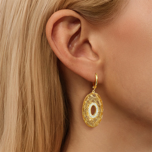 Aretes CANNER con Diseño Artístico Impreso en 3D, Plata de Ley 925, Chapados en Oro de 18K, Forma Ovalada de Corazón, Joyería - Product Image 6
