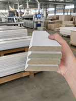Plinthe en MDF blanc apprêté pour moulures, encadrements de portes et fenêtres, et finitions intérieures